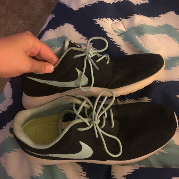 Nike Roshe. Size 8 men’s. Fits 9.5-10 women’s - Picture 2 of 2